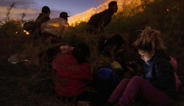 Autoriades encontrar a encontraron a más de 26 de inmigrantes que habían sido trasladados desde la frontera
