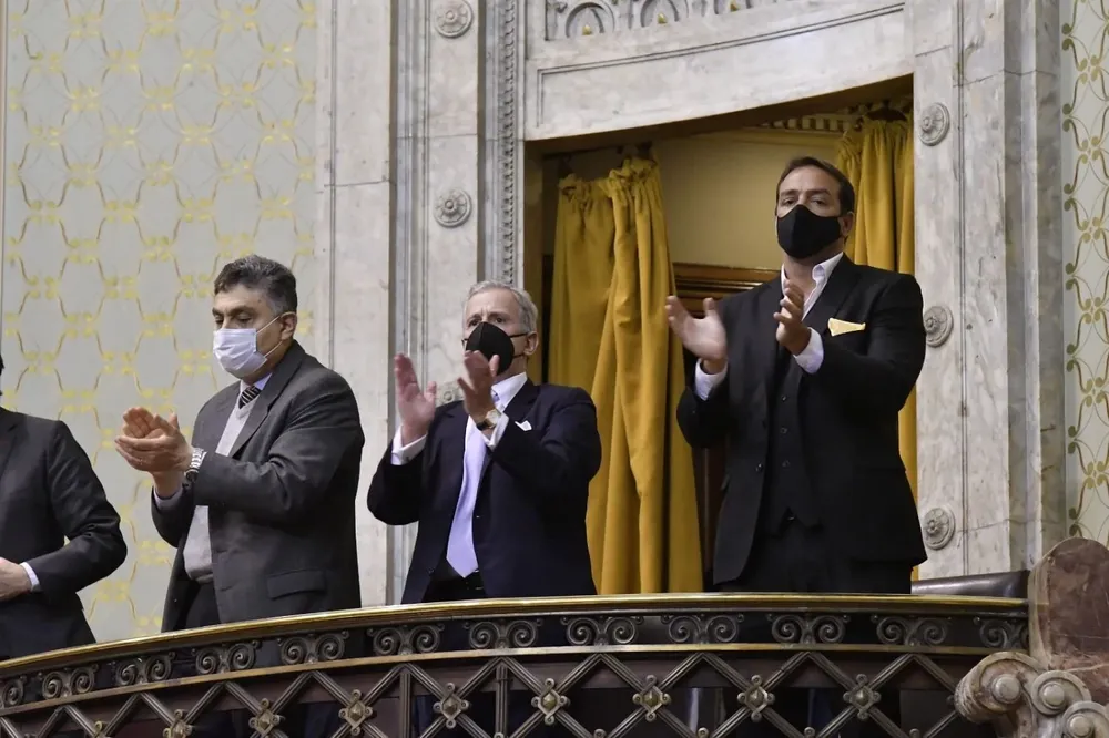 Alfie, Damiani y Ruglio aplauden desde el palco