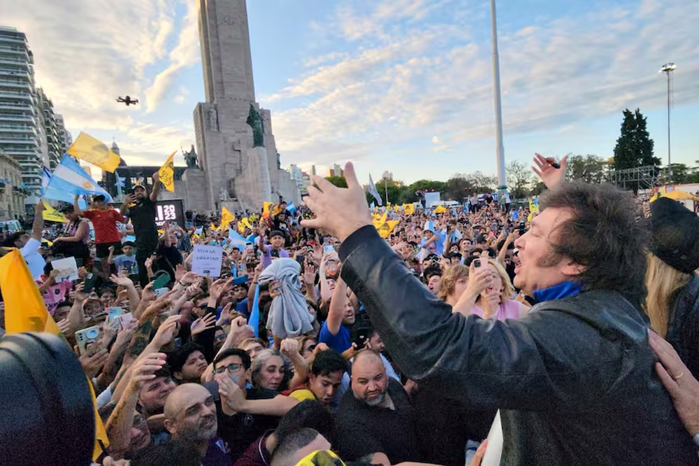 Javier Milei en el Monumento a la Bandera en Rosario durante la campaña presidencial, antes del ballotaje