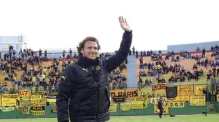 Diego Forlán saluda a la parcialidad de Peñarol en el Campus