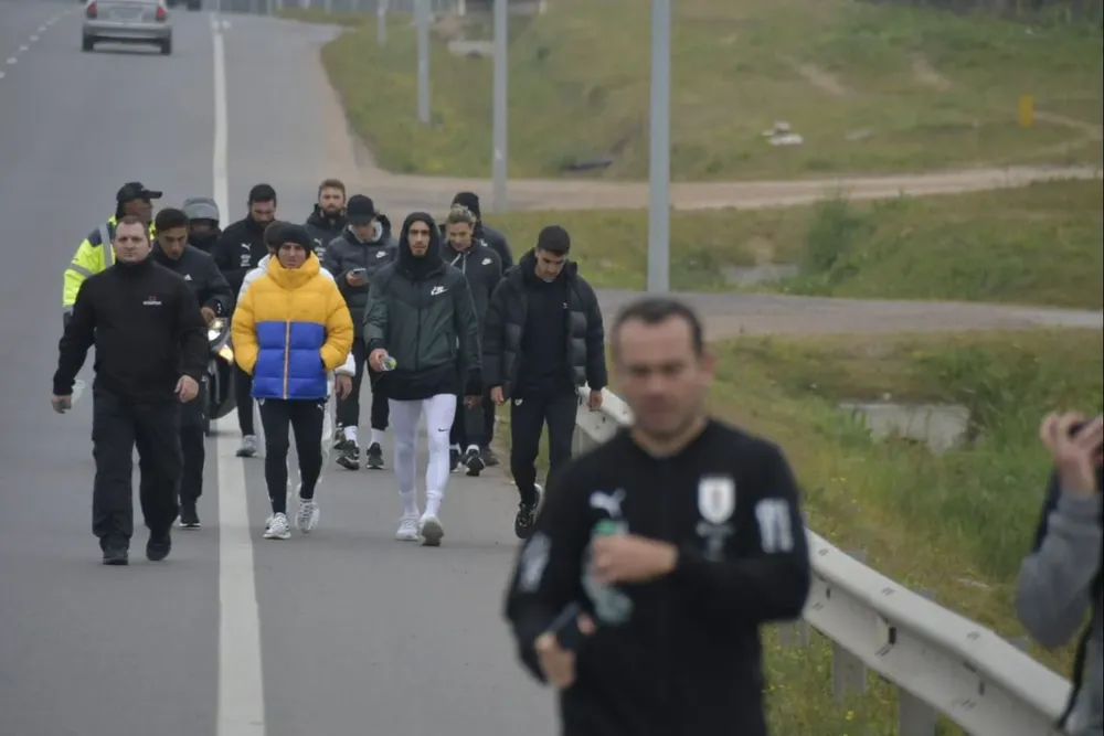 Jugadores de la selección uruguaya cumplen promesa por clasificar al Mundial de Qatar