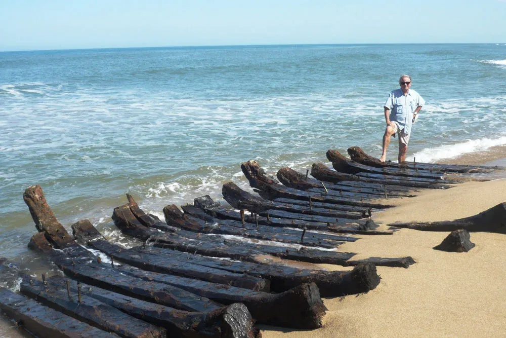 Juan Antonio Varese en los restos de un barco en la costa de Rocha