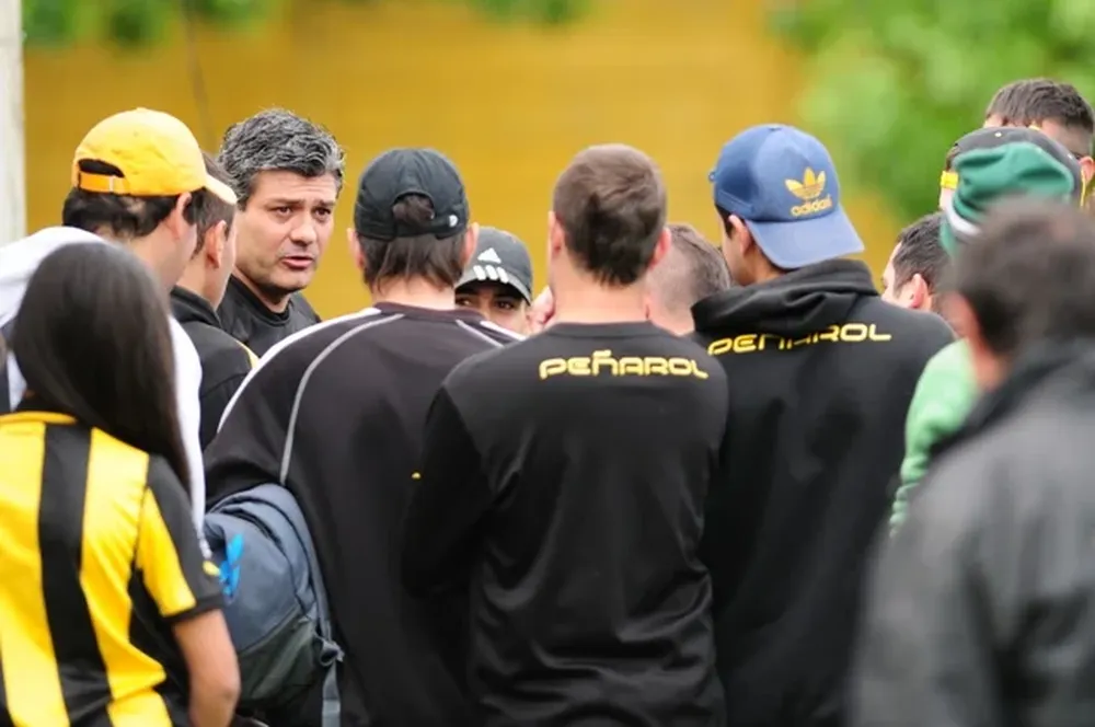 Goncálvez habla con los hinchas en la cancha número 1 de Los Aromos