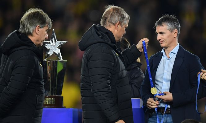 Diego Aguirre recibe su medalla tras obtener el Torneo Clausura con Peñarol