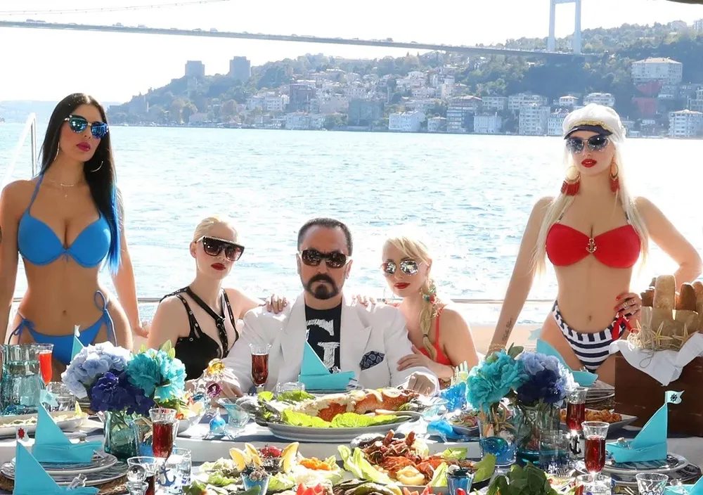 Adnan Oktar es una controvertida figura pública de Turquía, famoso por su estilo de vida extravagante.