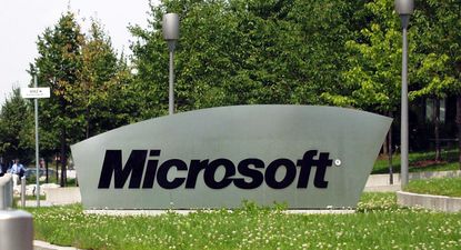 Microsoft busca profesionales para hacer teletrabajo y ofrece sueldos de hasta 180.000 euros: requisitos y cómo aplicar