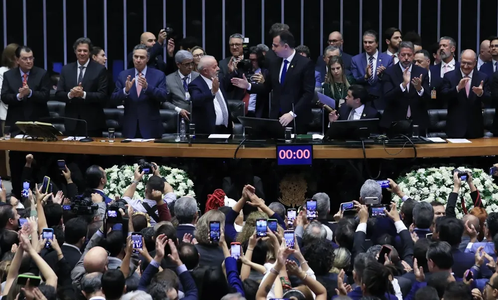 “Ciertamente, no resolverá todos los problemas, pero es una demostración que el Congreso, cuando tuvo que mostrar compromiso con el pueblo, lo mostró”, dijo Lula.