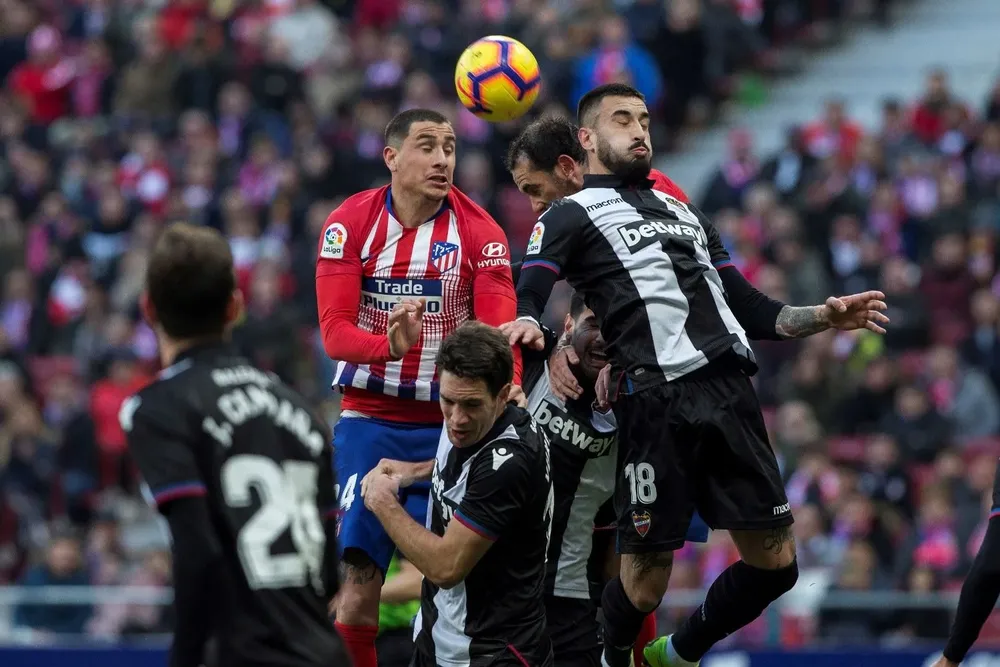 José María Giménez salta junto con Diego Godín y ante Erick Cabaco