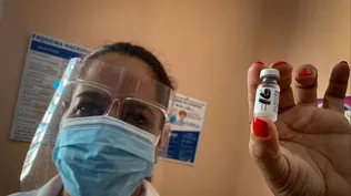 Una enfermera cubana muestra un vial de la vacuna Soberana, otro de los proyectos desarrollados por el país contra el covid-19