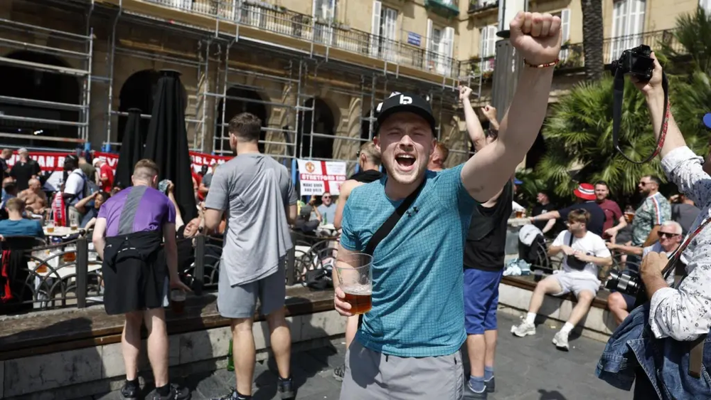 Aficionados del Manchester United se divierten en bares de Bilbao la víspera de la final de la Europa League EFE