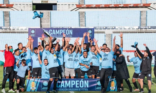 Hernández levanta la copa, el barrio se estremece