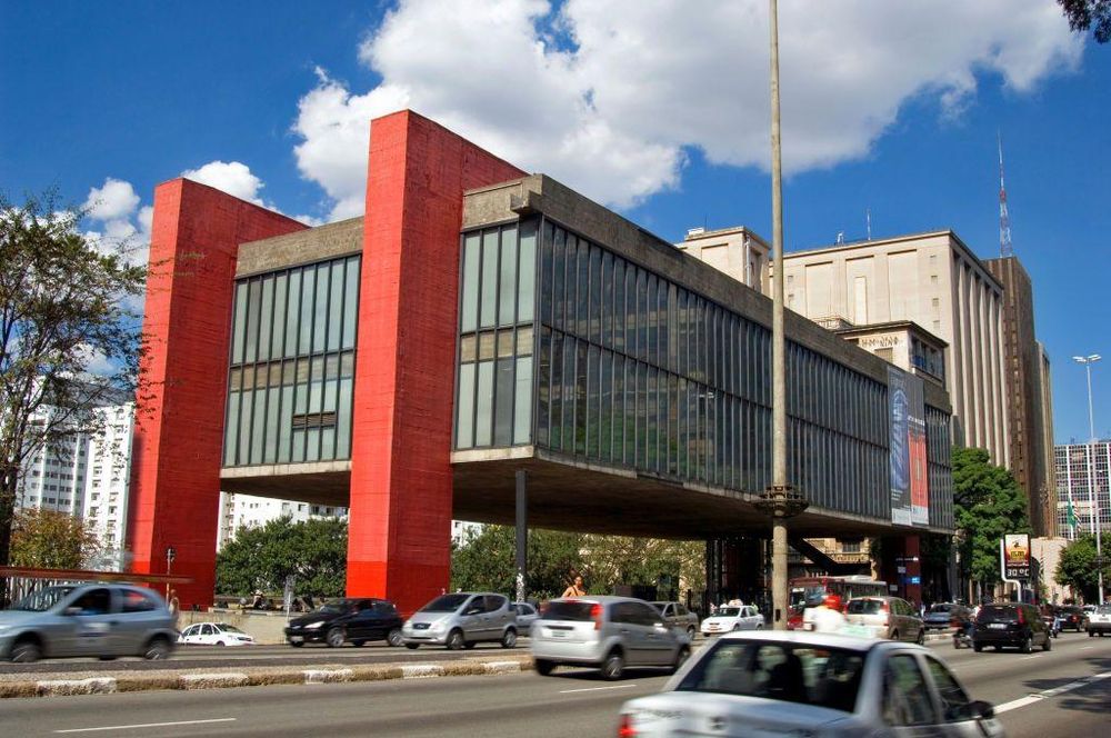 La sede del MASP es un símbolo de la arquitectura moderna de Brasil.