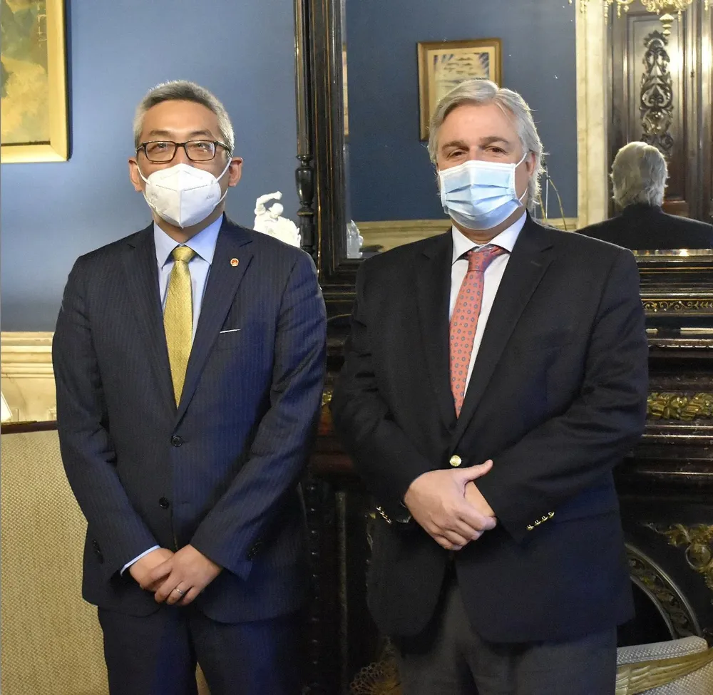 El canciller, Francisco Bustillo, junto al director general para América Latina y el Caribe del Ministerio de Relaciones Exteriores de China, Cai Wei