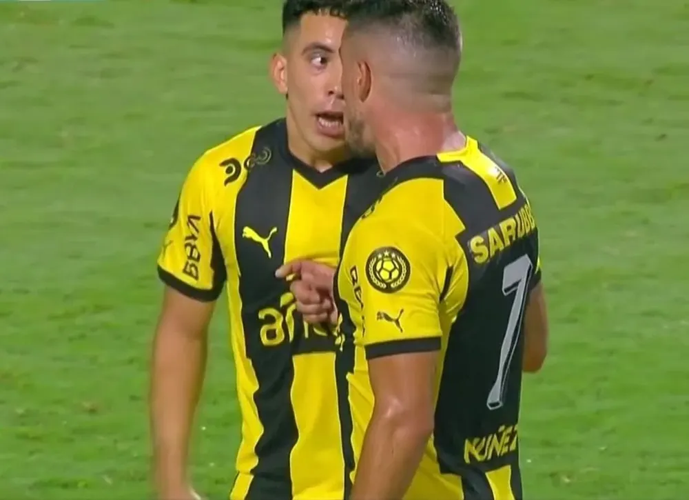 El insólito cara a cara entre Leonardo Fernández y Javier Cabrera en pleno partido entre Peñarol y Racing