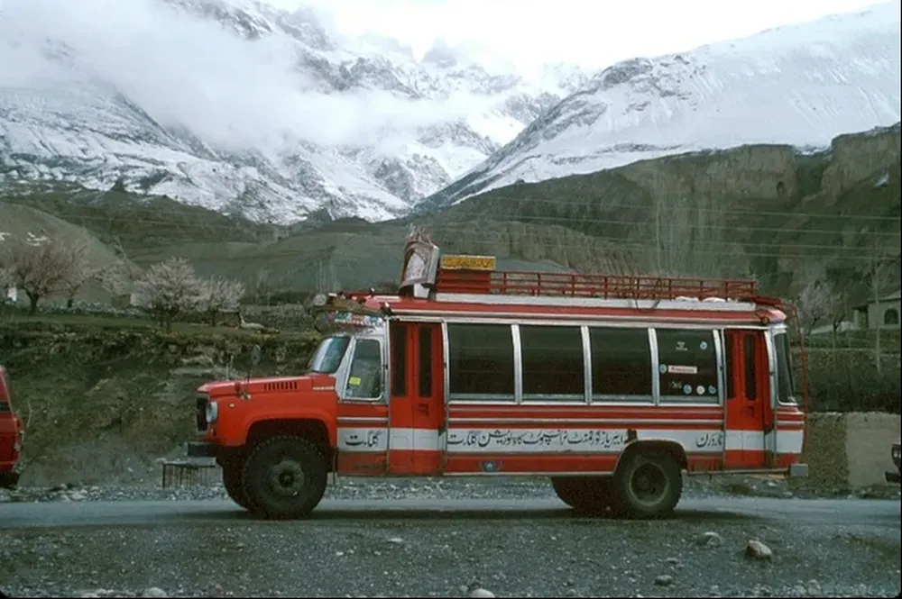 El ómnibus atacado cubre el servicio de transporte por una zona donde se producen atentados que reivindican grupos talibanes de Pakistán.