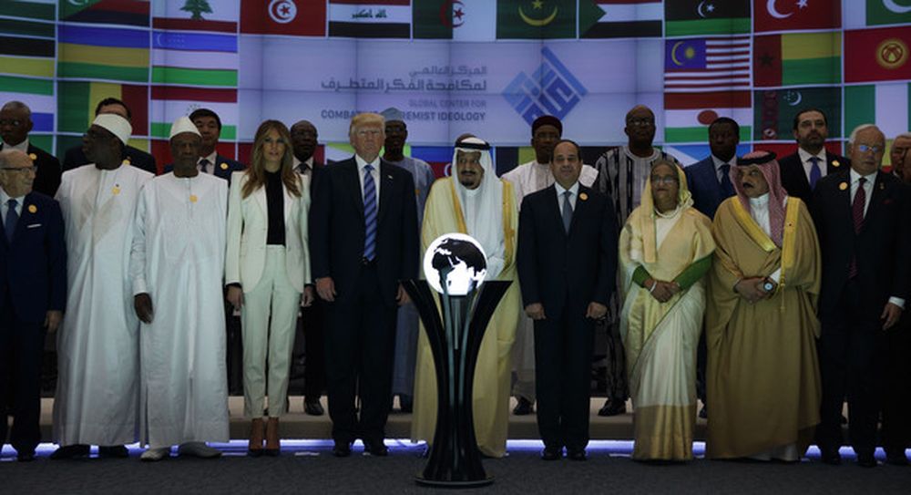 Donald Trump y el rey saudí Salman luego de una ceremonia para conmemorar la inauguración del Centro Global para Combatir la Ideología Extremista, el 21 de mayo de 2017, en Riad. 