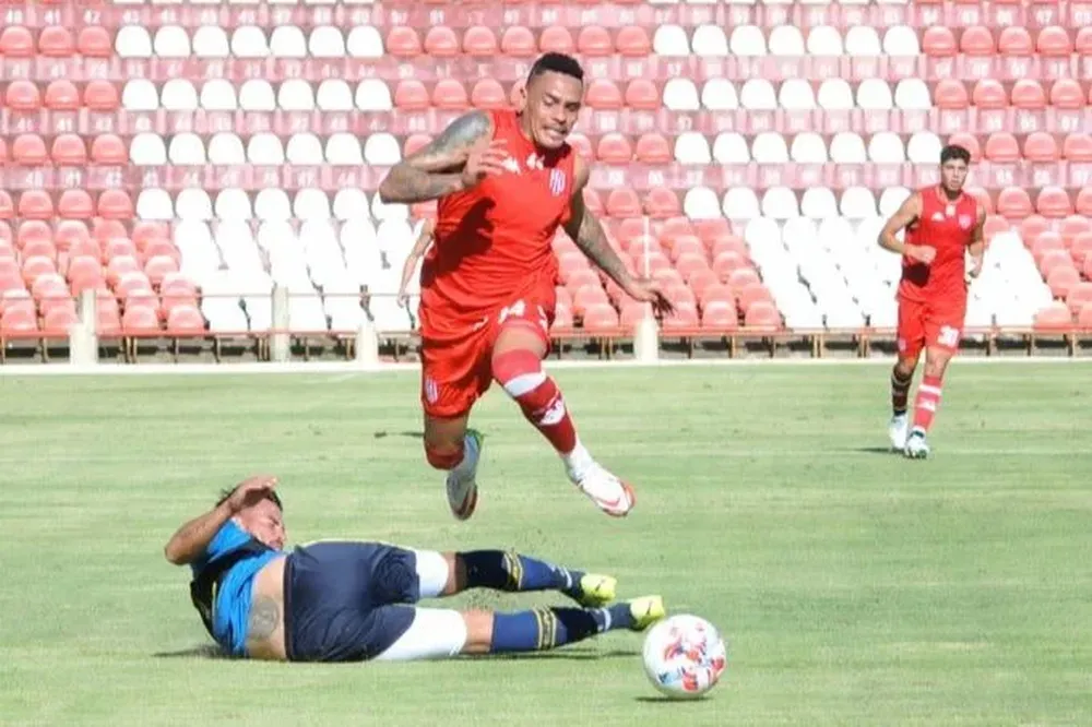 Jonathan Alvez en el amistoso contra Rosario