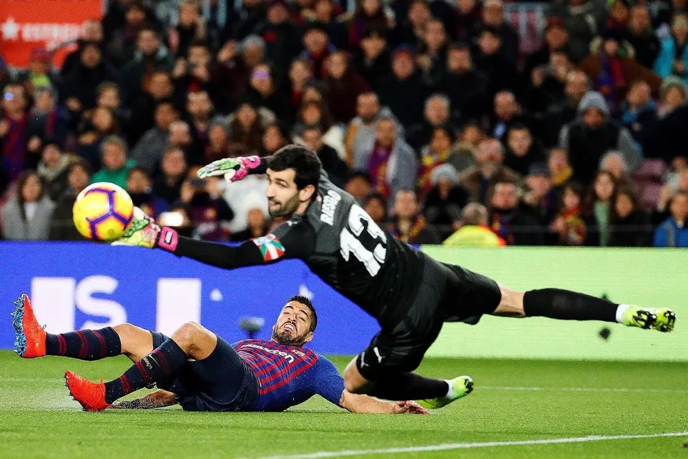 Así le pegó Suárez para anotar su gol