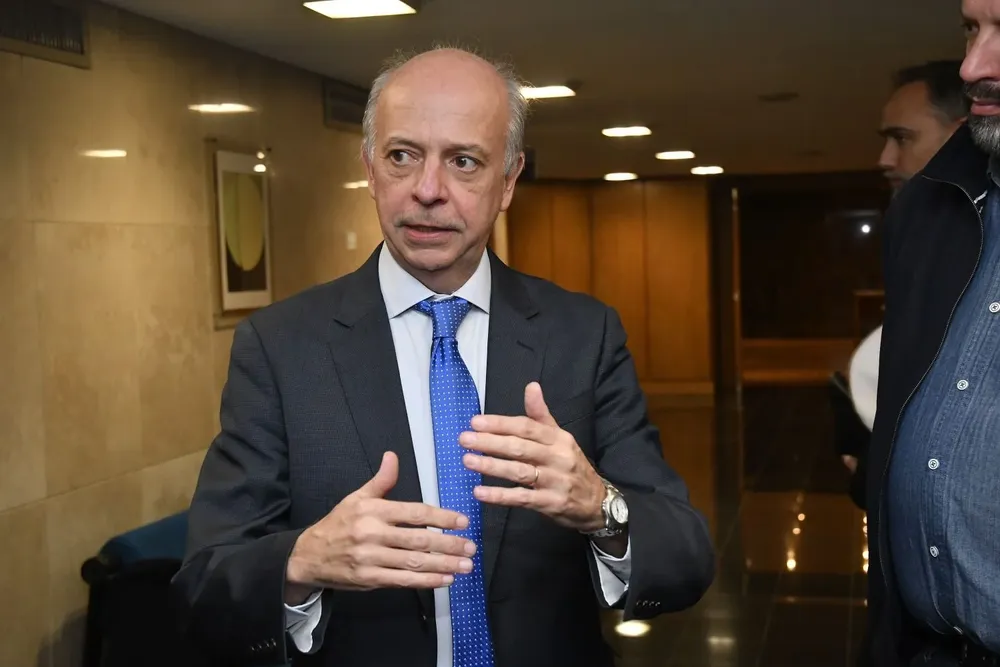 El ministro Javier García comunicó la decisión en el Parlamento.