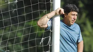 Juan Ramón de juez al lado de los jugadores que llevan la pelota