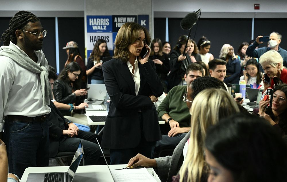 Kamala Harris aprovechó a llamar a votantes durante una parada en la sede de la Convención Nacional Demócrata en Washington