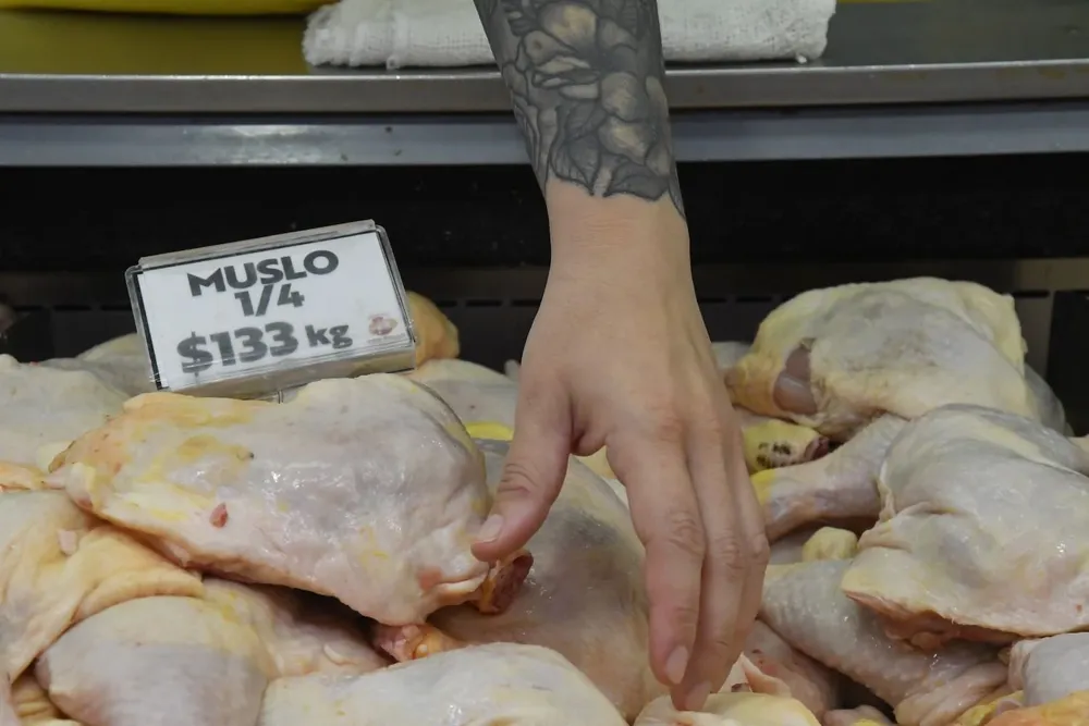 Venta de carne aviar en carnicerías de barrio.