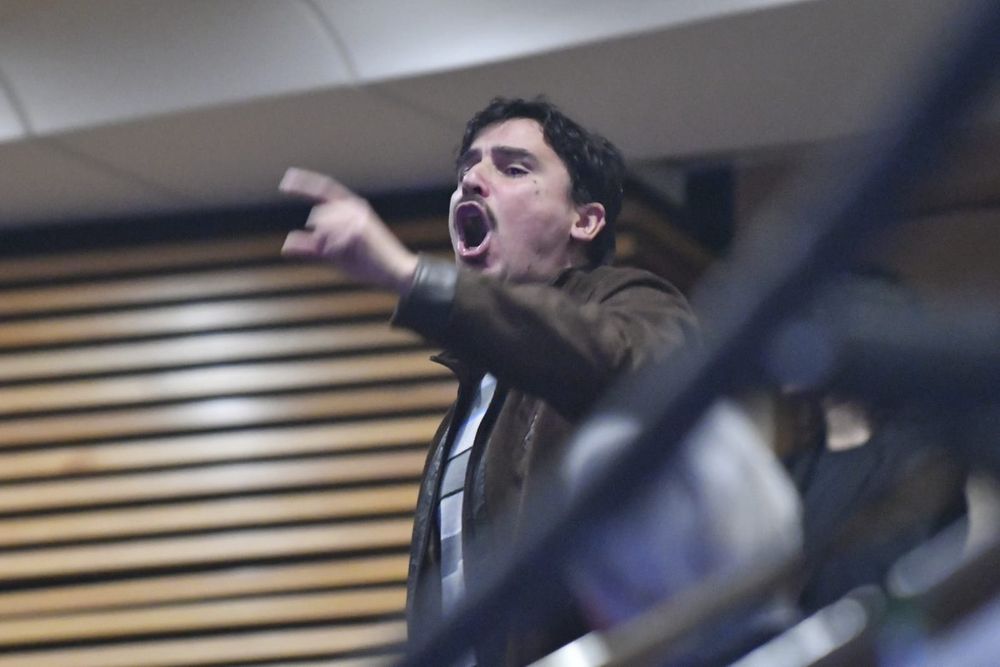 Manifestante a los gritos en el Auditorio Adela Reta