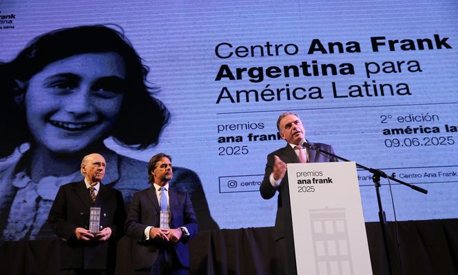 Julio María Sanguinetti, Luis Lacalle Pou y Yamandú Orsi en los Premios Ana Frank