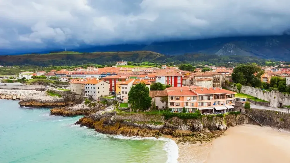 Las playas de Galicia y Asturias atraen a muchos españoles.