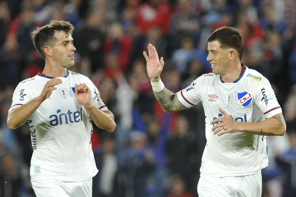 Francisco Ginella felicita a Juan Ignacio Ramírez por uno de sus tres goles para Nacional ante Fénix