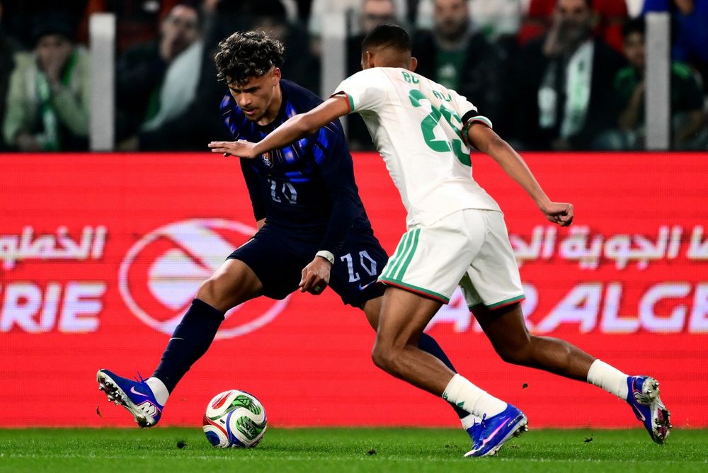 Maximiliano Araújo de Uruguay ante Argelia