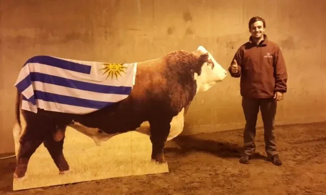 Fernando Alfonso con una gigantografía de Kamikaze en Estados Unidos