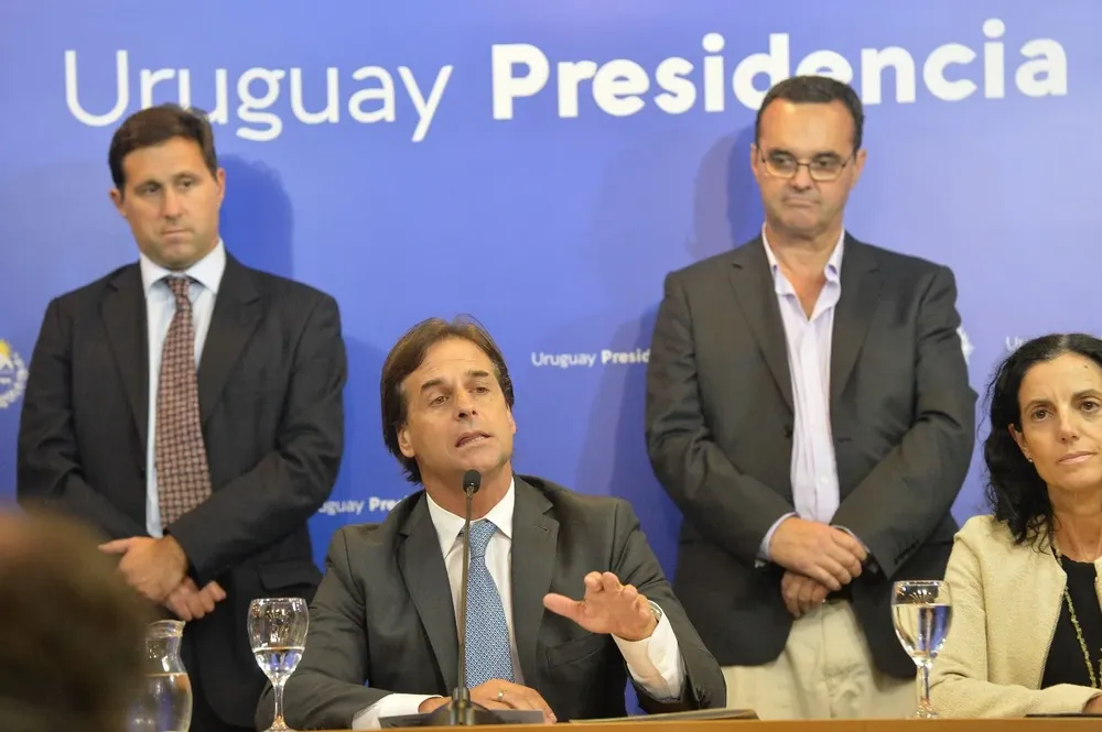 El presidente de BCU, Diego Labat, el presidente Lacalle Pou, el ministro de Desarrollo Social, Pablo Bartol, y la ministra de Economía, Azucena Arbeleche