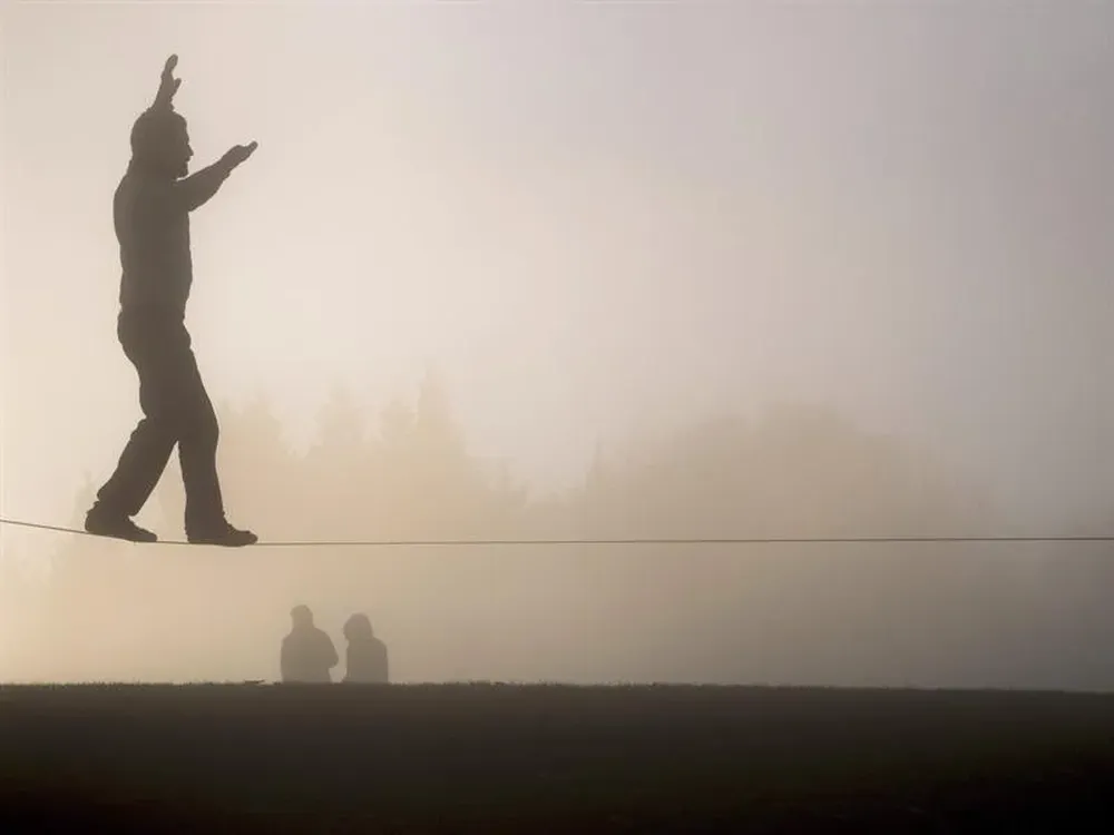 Suiza- Emanuel Ruefenacht se camina en la cuerda rodeado de niebla en la montaña Gurten