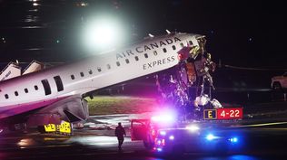Un avión chocó contra un camión de bomberos en un aeropuerto de Nueva York: murieron el piloto y el copiloto