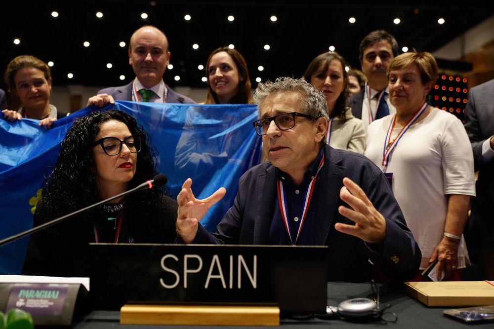 La consejera de Cultura de Asturias Vanessa Gutiérrez y el secretario de gobierno de España Jordi Marti, celebran el reconocimiento de la sidra como patrimonio cultural inmaterial de la humanidad. EFE