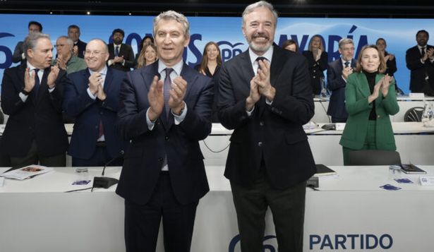 Alberto Núñez Feijóo, en la sede madrileña del PP, junto a Jorge Azcón, ganador de las elecciones en Aragón.