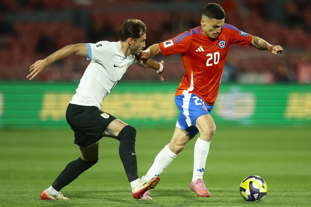 Lucas Cepeda de Chile disputa el balón con Matías Viña de Uruguay por Eliminatorias