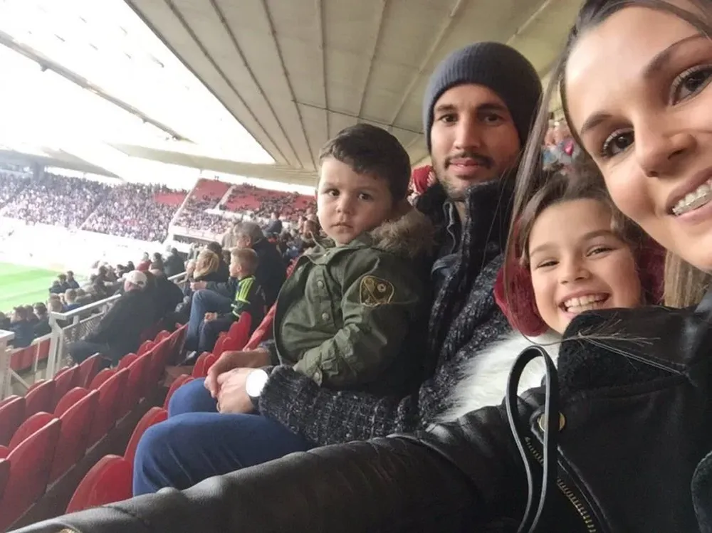 Stuani, el pasado martes, observando a su equipo en familia