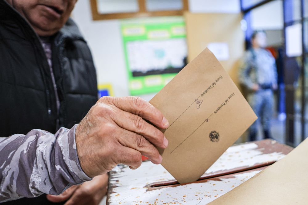 Una persona vota para las elecciones departamentales y municipales este domingo.&nbsp;