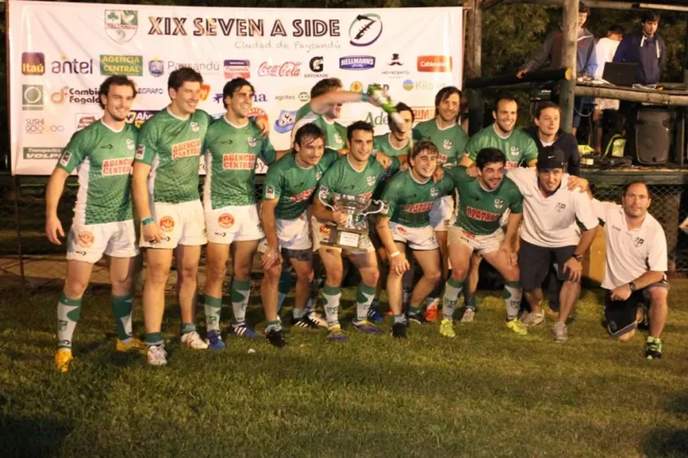 Trébol festeja el título del Seven que ganó como anfitrión en Paysandú