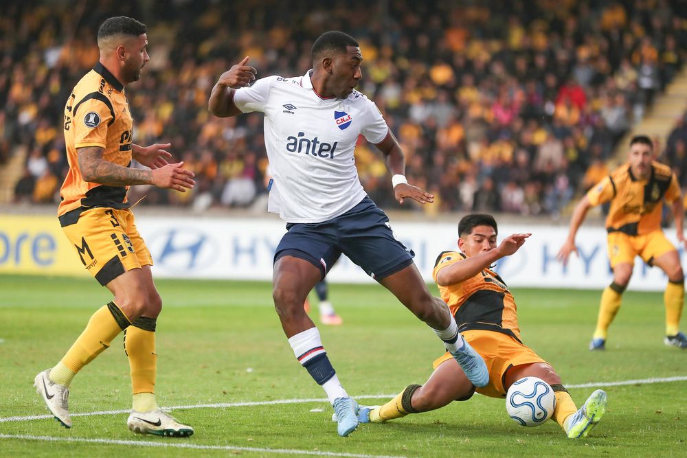 Gonzalo Carneiro en el partido de Nacional ante Coquimbo en Chile por la Copa Libertadores