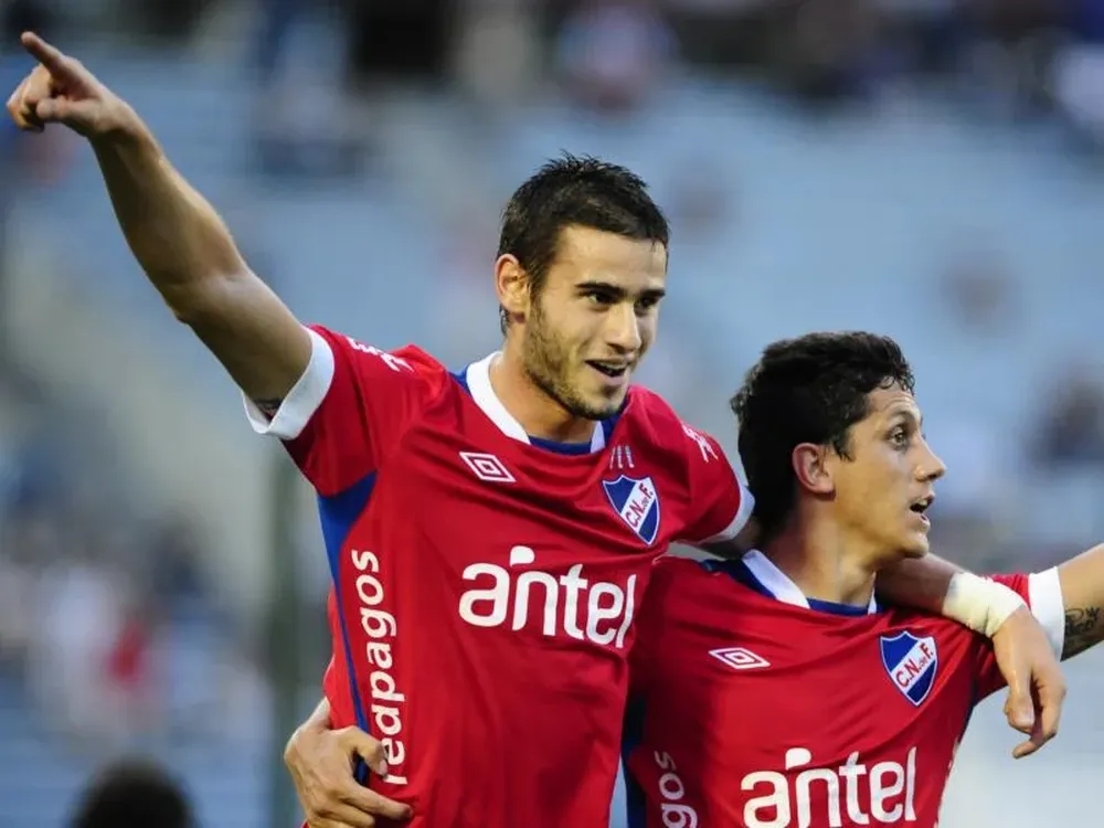 Gastón Pereiro celebra su gol junto a Henry Giménez
