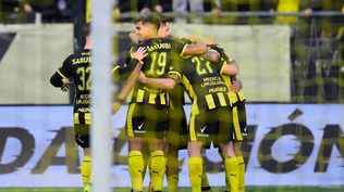 Peñarol celebra el gol de Eduardo Darias ante boston River