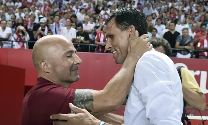 Sampaoli y Poyet a pura risa antes del inicio del partido