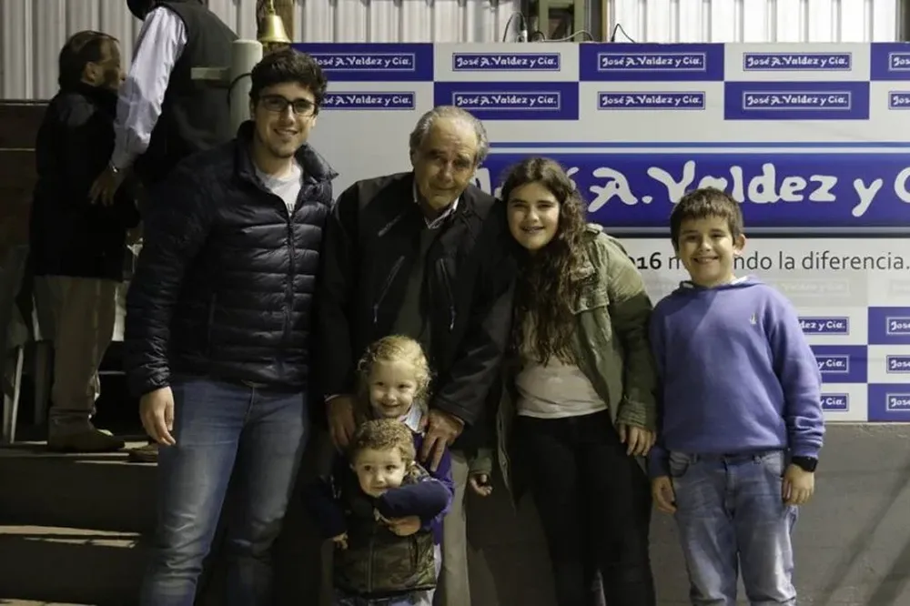 Martín Michelena con sus nietos este viernes en Don Tito