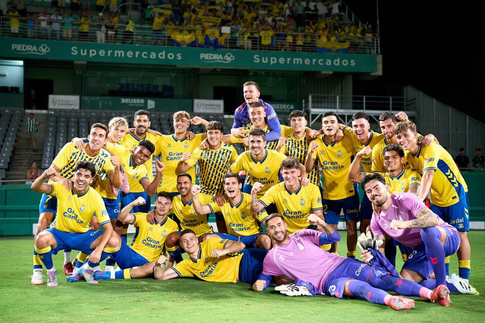 Jeremía Recoba festeja con sus compañeros de Las Palmas la victoria de visitante contra Córdoba por la Segunda división española