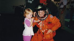 Eileen Collins con su pequeña hija Bridget. Eileen Collins con su pequeña hija Bridget.