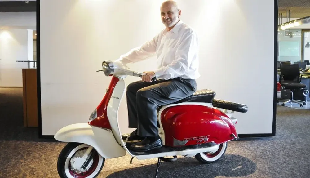 Elbio Acuña sobre su Lambretta