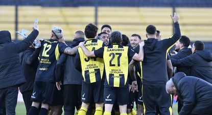 Así festejaron los jugadores de Peñarol el triunfo frente a Nacional en el campo de juego del Campeón del Siglo con las tribunas vacías